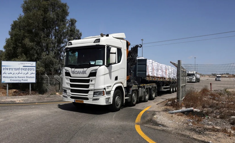 सहायता सामग्री ले जा रहे ट्रक इजराइली सीमा पर केरेम शालोम क्रॉसिंग पर गाजा की ओर बढ़ते हुए।
