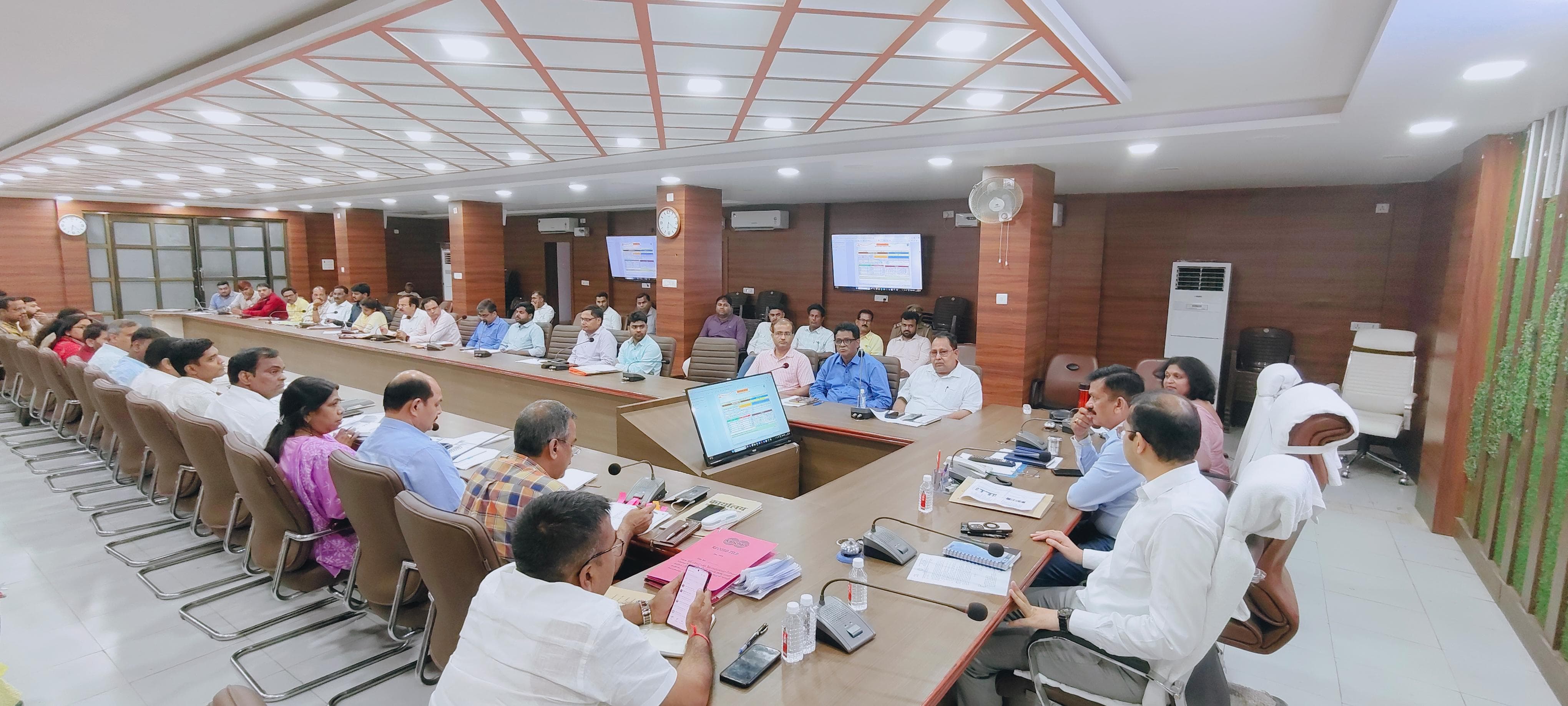 सीएम डैश बोर्ड की मीटिंग लेते जिलाधिकारी डॉ दिनेश चंद्र सिंह एवं सीडीओ सीएम डैश बोर्ड की मीटिंग लेते जिलाधिकारी डॉ दिनेश चंद्र सिंह एवं सीडीओ