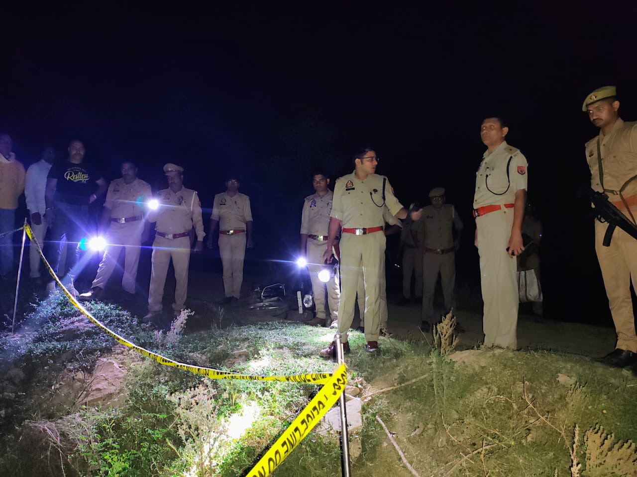 मुठभेड़ स्थल पर पुलिस अधिकारी मुठभेड़ स्थल पर पुलिस अधिकारी