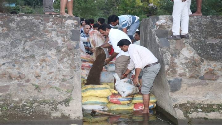 जल गंगा संवर्धन अभियान में हो रहे जल संरक्षण के कार्य जल गंगा संवर्धन अभियान में हो रहे जल संरक्षण के कार्य