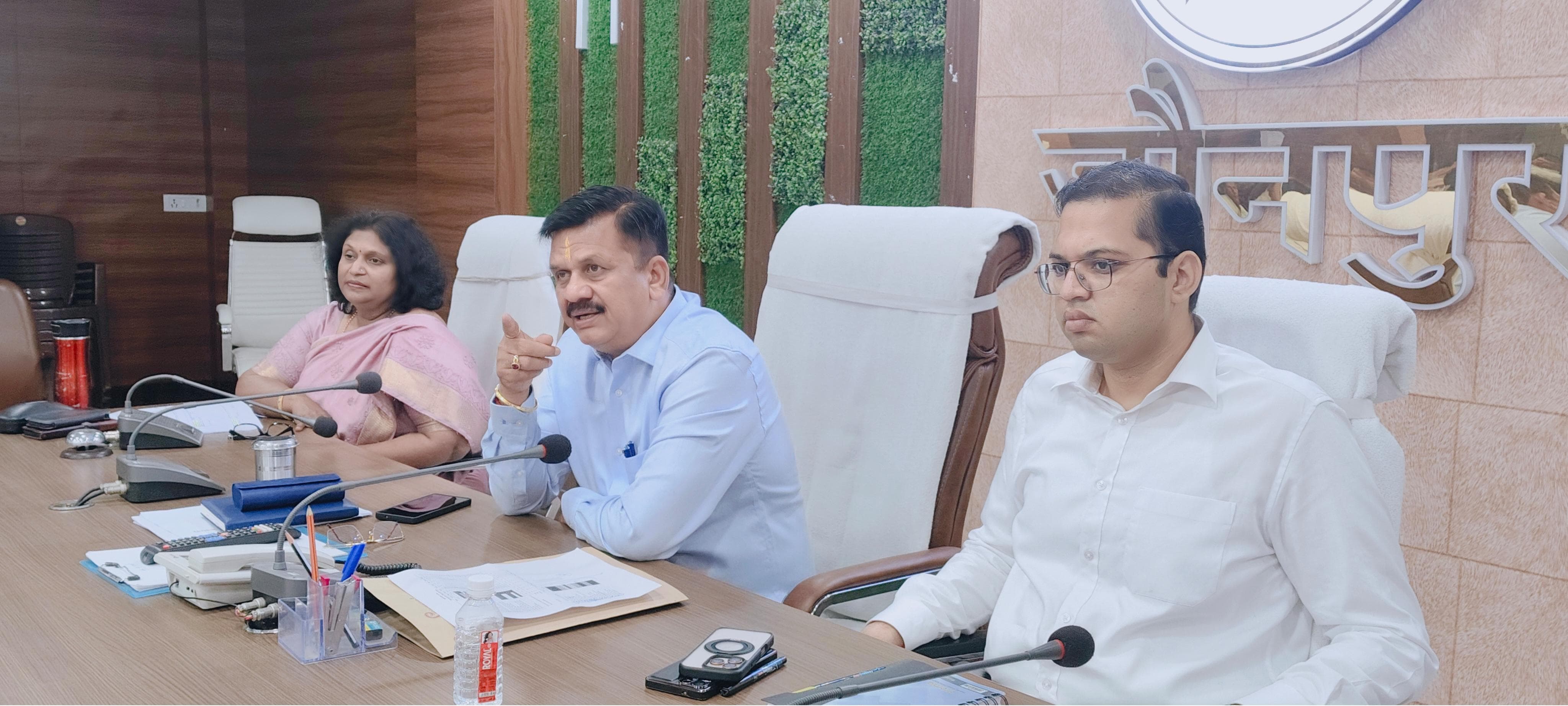 मीटिंग के दौरान मातहतों को दिशा निर्देश देते जिलाधिकारी मीटिंग के दौरान मातहतों को दिशा निर्देश देते जिलाधिकारी