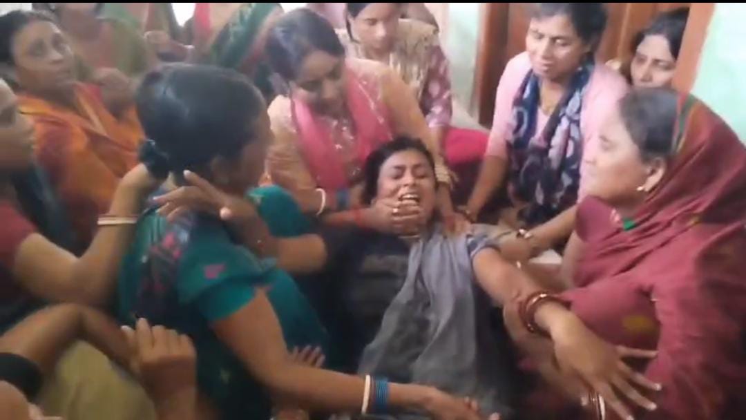 रोते बिलखते परिजन