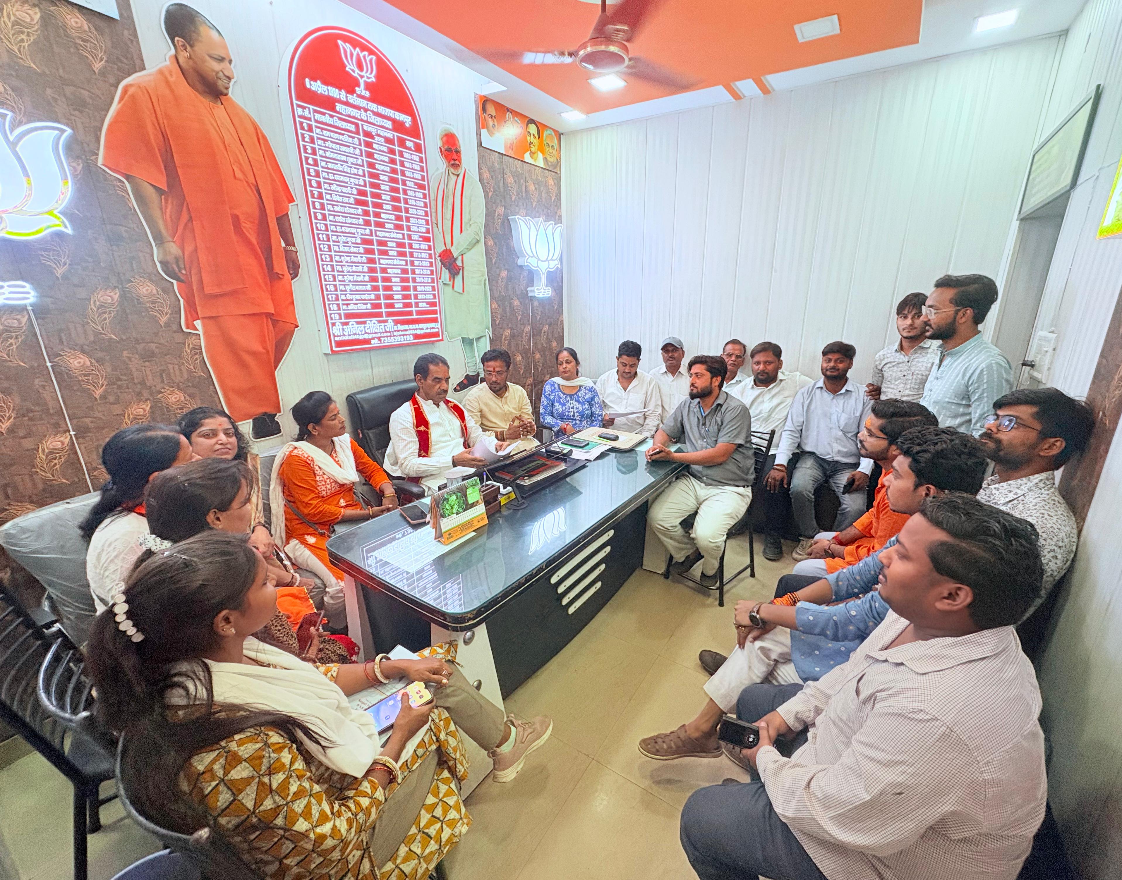 जिलाध्यक्ष कार्यकर्त्ता के साथ बैठक करते हुए जिलाध्यक्ष कार्यकर्त्ता के साथ बैठक करते हुए