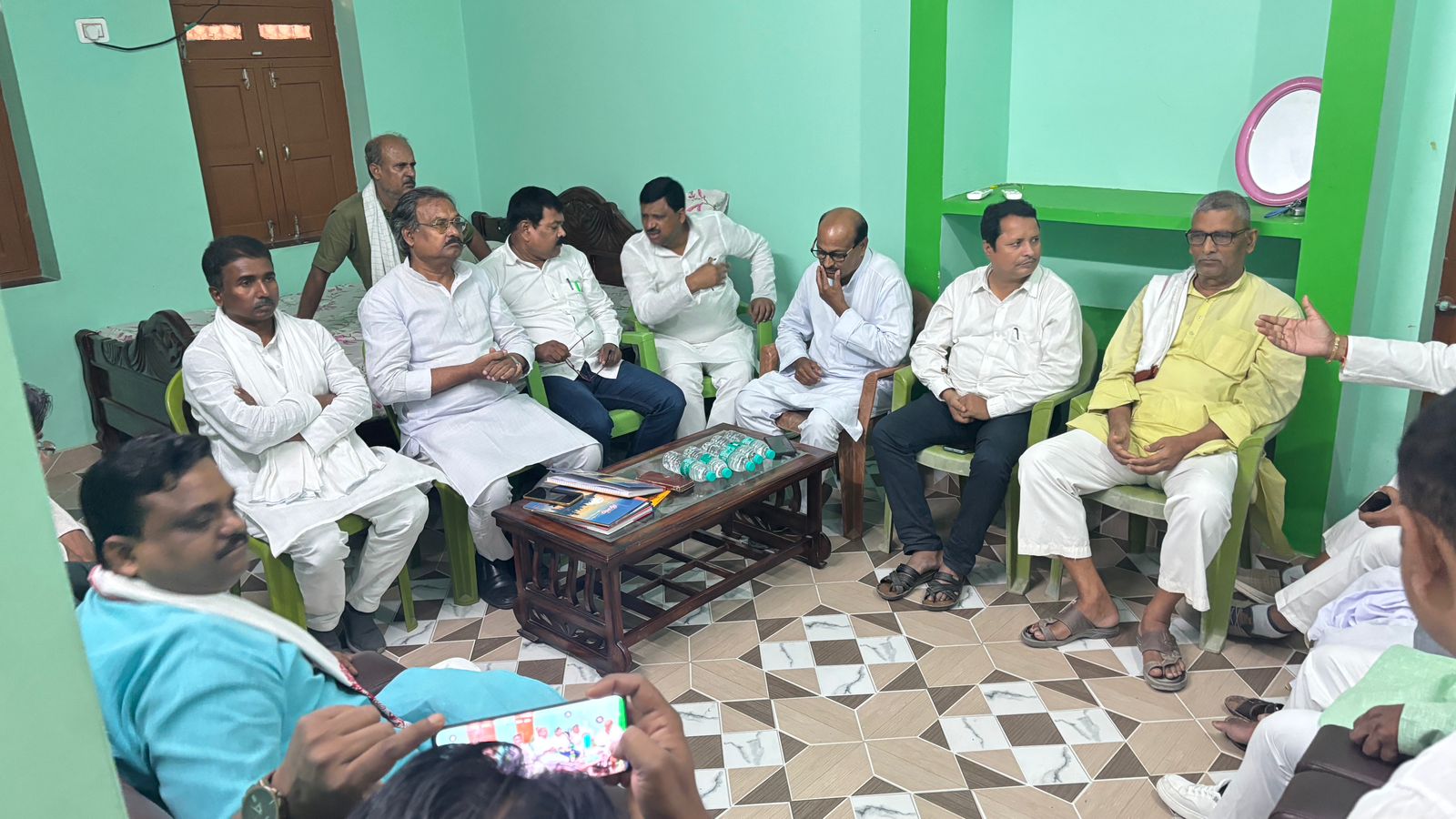 बैठक करते इंडिया गठबंधन के नेता बैठक करते इंडिया गठबंधन के नेता