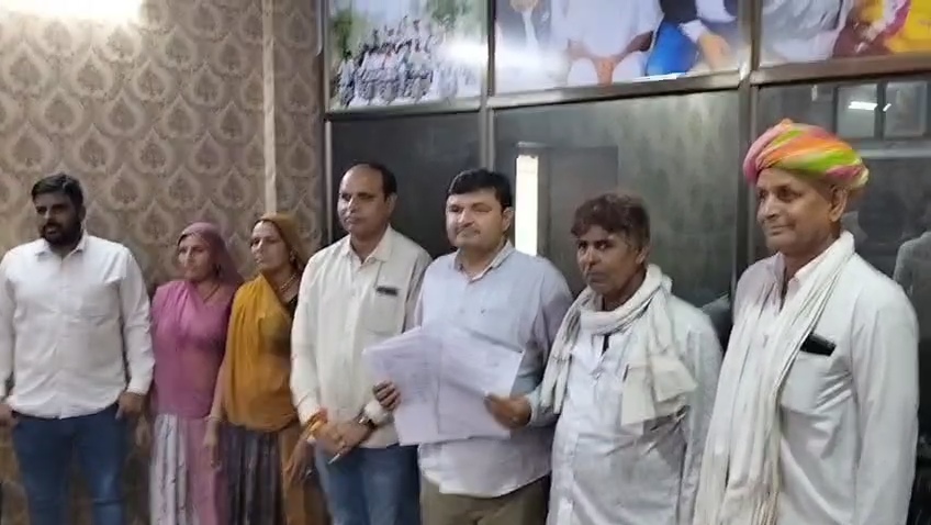 चित्तौड़गढ़ डेयरी में अनियमितता का खुलासा करते डेयरी चेयरमैन व संचालक मंडल सदस्य। चित्तौड़गढ़ डेयरी में अनियमितता का खुलासा करते डेयरी चेयरमैन व संचालक मंडल सदस्य।