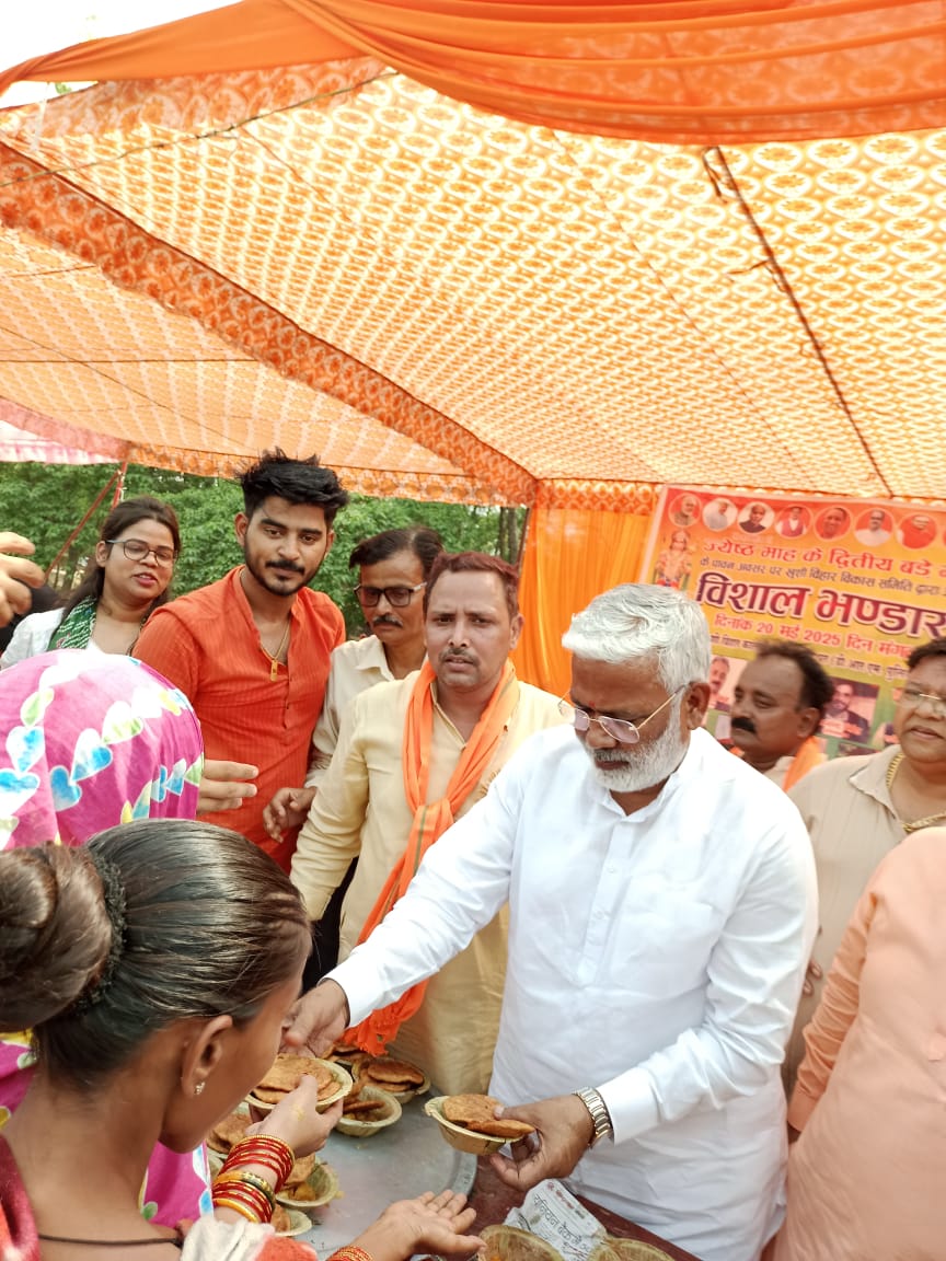 स्वतंत्र देव जी प्रसाद वितरण करते हुए स्वतंत्र देव जी प्रसाद वितरण करते हुए