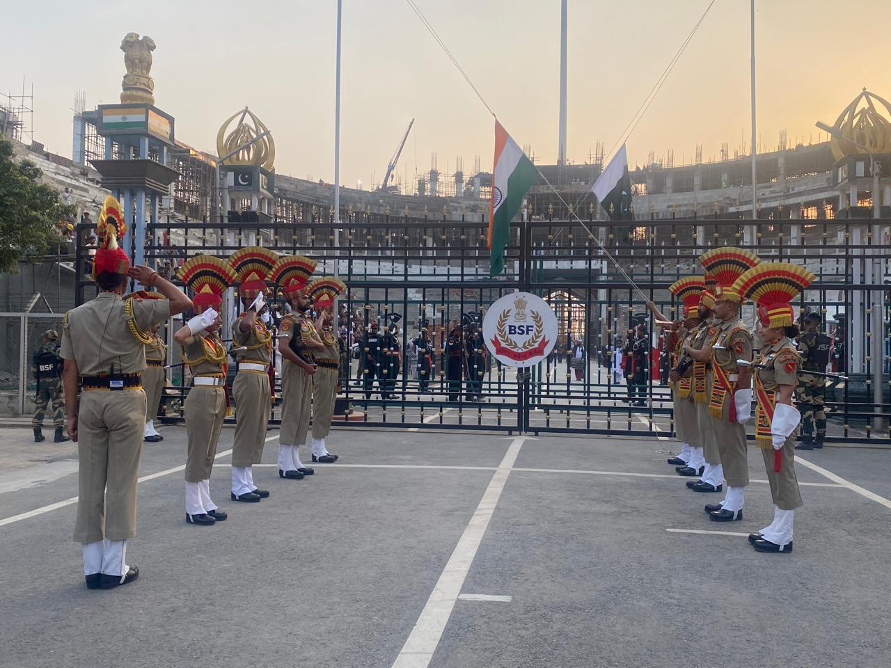 अटारी बॉर्डर पर रिट्रीट के दौरान परेड में हिस्सा लेते बीएसएफ जवान अटारी बॉर्डर पर रिट्रीट के दौरान परेड में हिस्सा लेते बीएसएफ जवान