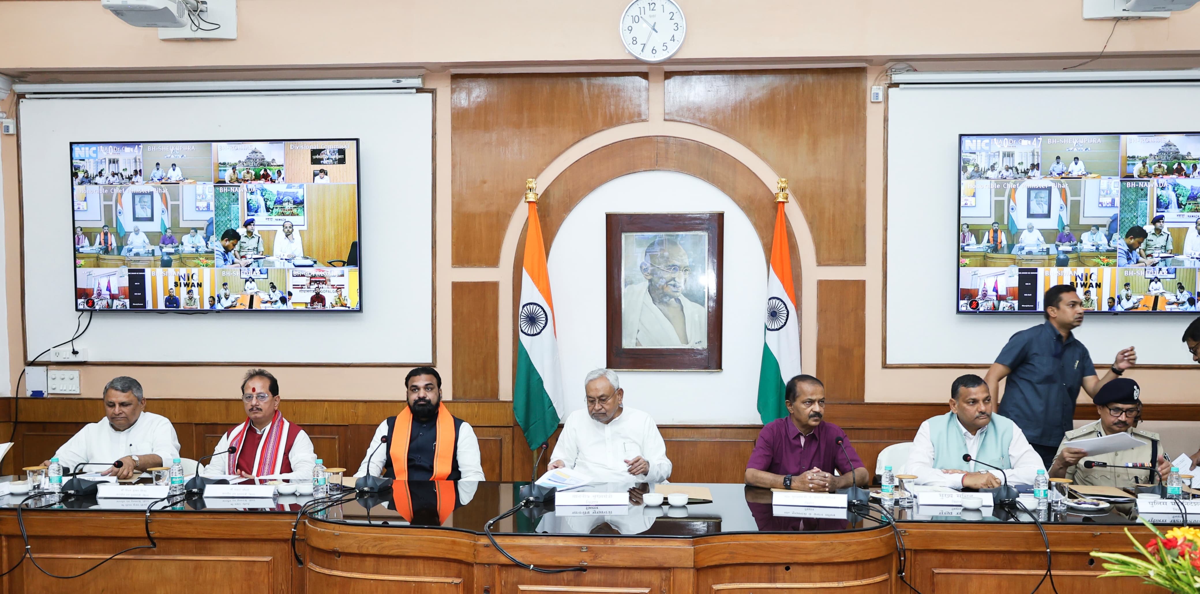 मुख्यमंत्री मुख्य सचिवालय में बाढ़ पूर्व तैयारी की समीक्षा बैठक करते हुए मुख्यमंत्री मुख्य सचिवालय में बाढ़ पूर्व तैयारी की समीक्षा बैठक करते हुए