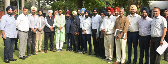 हरियाणा के मुख्यमंत्री नायब सैनी सिख उद्यमियों से मुलाकात करते हुए हरियाणा के मुख्यमंत्री नायब सैनी सिख उद्यमियों से मुलाकात करते हुए