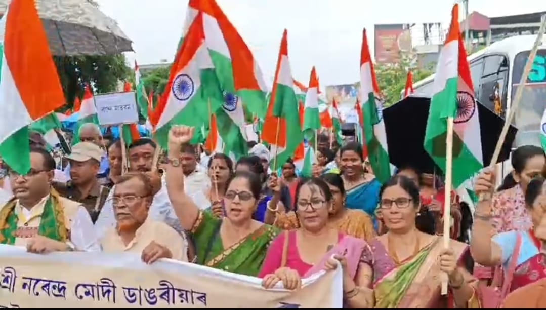 बिश्वनाथ में निकाली गई तिरंगा यात्रा की तस्वीर। बिश्वनाथ में निकाली गई तिरंगा यात्रा की तस्वीर।
