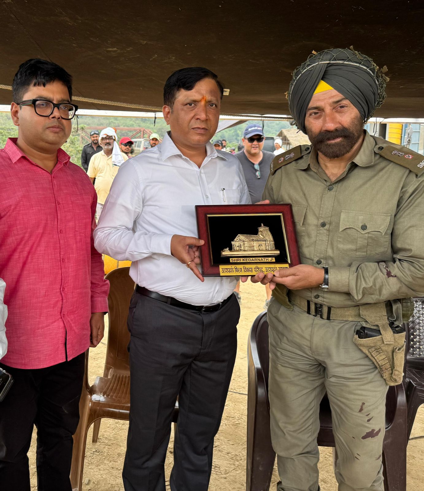 उत्तराखंड फिल्म विकास परिषद के मुख्य कार्यकारी अधिकारी (सीइओ)बंशीधर तिवारी मंगलवार को हल्दूवाला स्थित बॉर्डर 2 के सेट पर अभिनेता सनी देओल से मिलते। उत्तराखंड फिल्म विकास परिषद के मुख्य कार्यकारी अधिकारी (सीइओ)बंशीधर तिवारी मंगलवार को हल्दूवाला स्थित बॉर्डर 2 के सेट पर अभिनेता सनी देओल से मिलते।