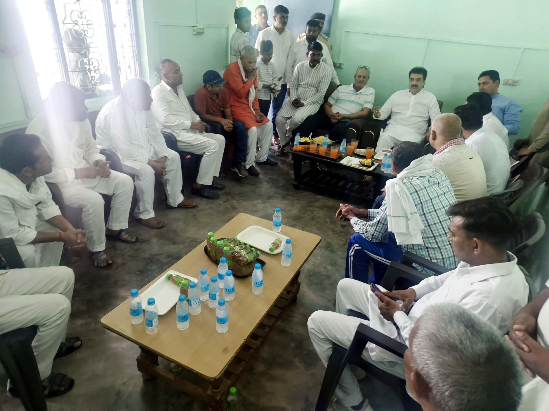 कार्यकर्ताओं से मुलाकात करते पूर्व सांसद कुलदीप बिश्नोई। कार्यकर्ताओं से मुलाकात करते पूर्व सांसद कुलदीप बिश्नोई।