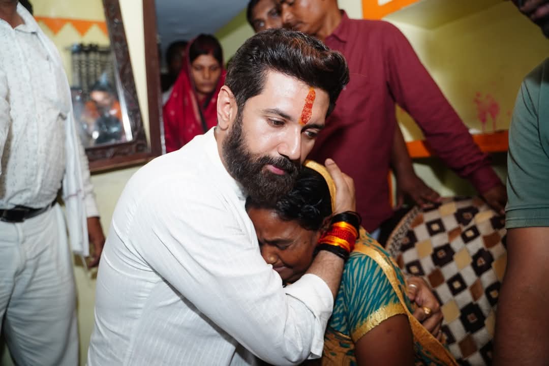 शहीद के परिजनों से मिलते चिराग शहीद के परिजनों से मिलते चिराग