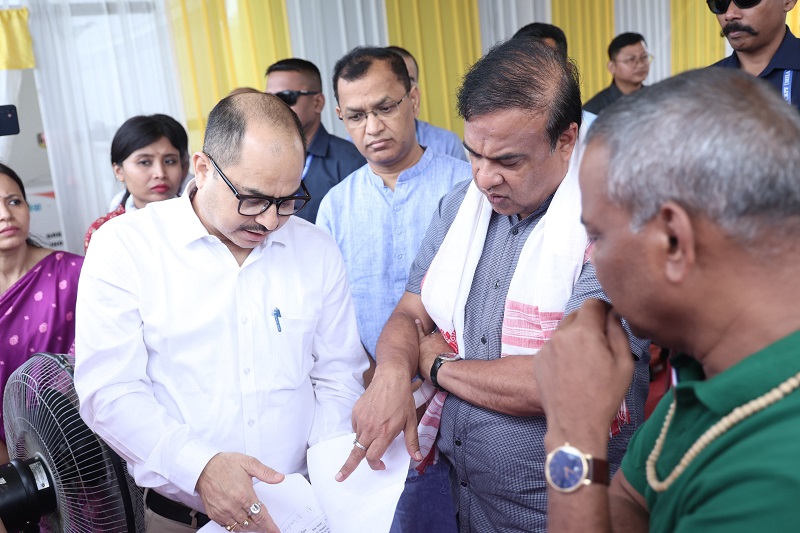 मुख्यमंत्री डॉ हिमंत बिस्व सरमा गोलाघाट के को-ऑपरेटिव शुगर मिल स्थल का निरीक्षण करते हुए। मुख्यमंत्री डॉ हिमंत बिस्व सरमा गोलाघाट के को-ऑपरेटिव शुगर मिल स्थल का निरीक्षण करते हुए।