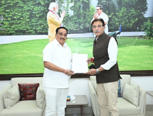 मंत्री पाटिल से भेंट करते सांसद अनुराग शर्मा मंत्री पाटिल से भेंट करते सांसद अनुराग शर्मा