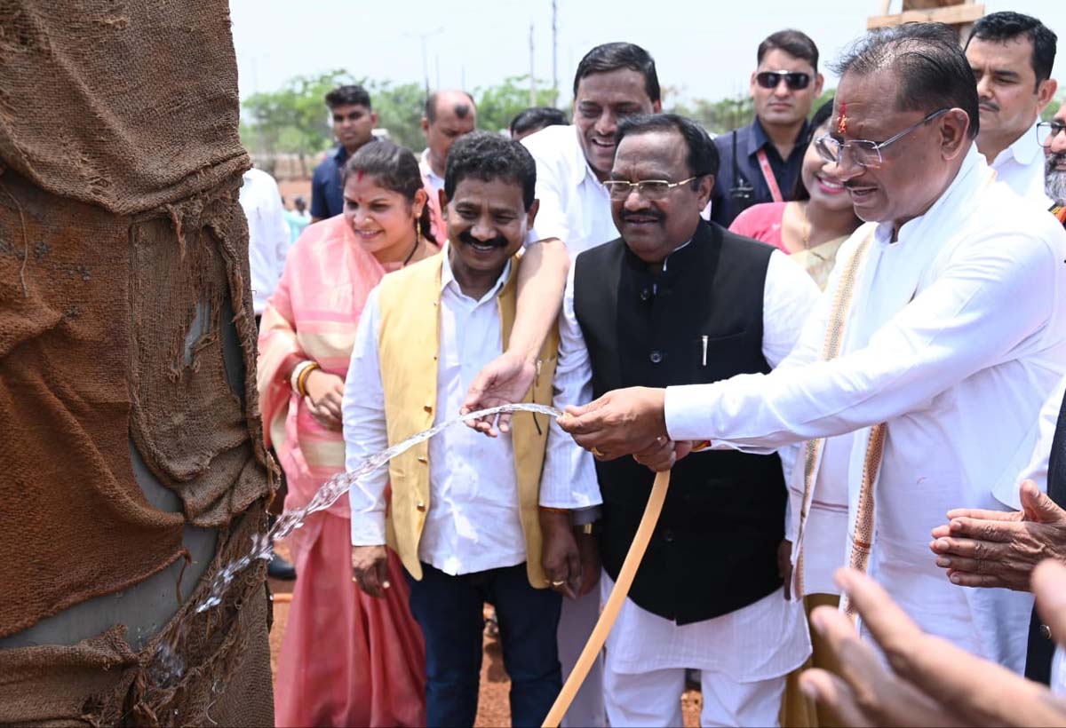 मुख्यमंत्री साय निर्माणाधीन भवन के कॉलम की तराई करते मुख्यमंत्री साय निर्माणाधीन भवन के कॉलम की तराई करते