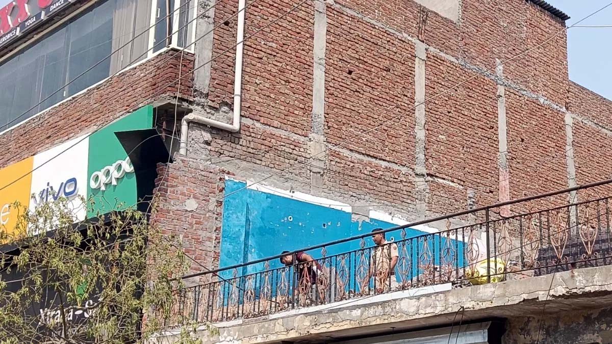 हत्या के बाद घटनास्थल का मुआयना करती पुलिस हत्या के बाद घटनास्थल का मुआयना करती पुलिस