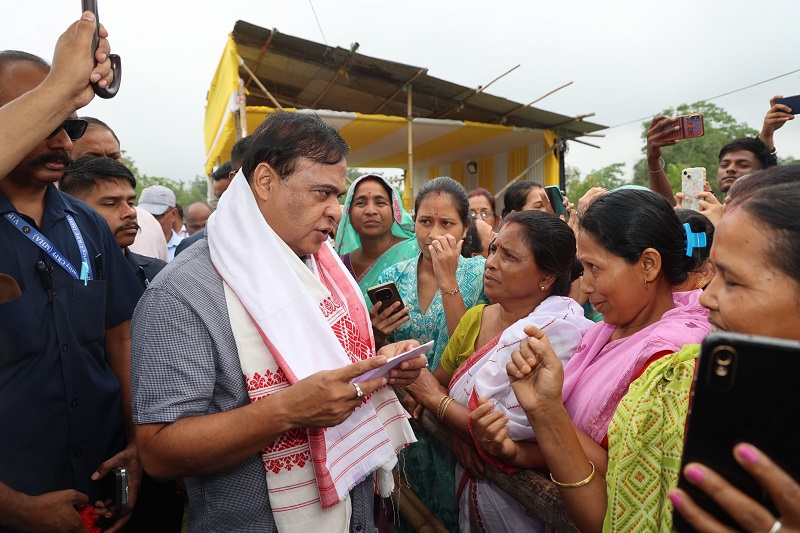 मुख्यमंत्री डॉ हिमंत बिस्व सरमा गोलाघाट के को-ऑपरेटिव शुगर मिल स्थल का निरीक्षण करते हुए। मुख्यमंत्री डॉ हिमंत बिस्व सरमा गोलाघाट के को-ऑपरेटिव शुगर मिल स्थल का निरीक्षण करते हुए।