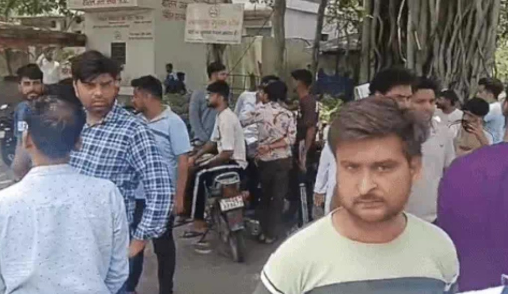 सिविल अस्पताल में एकत्र मृतकों के परिजन सिविल अस्पताल में एकत्र मृतकों के परिजन