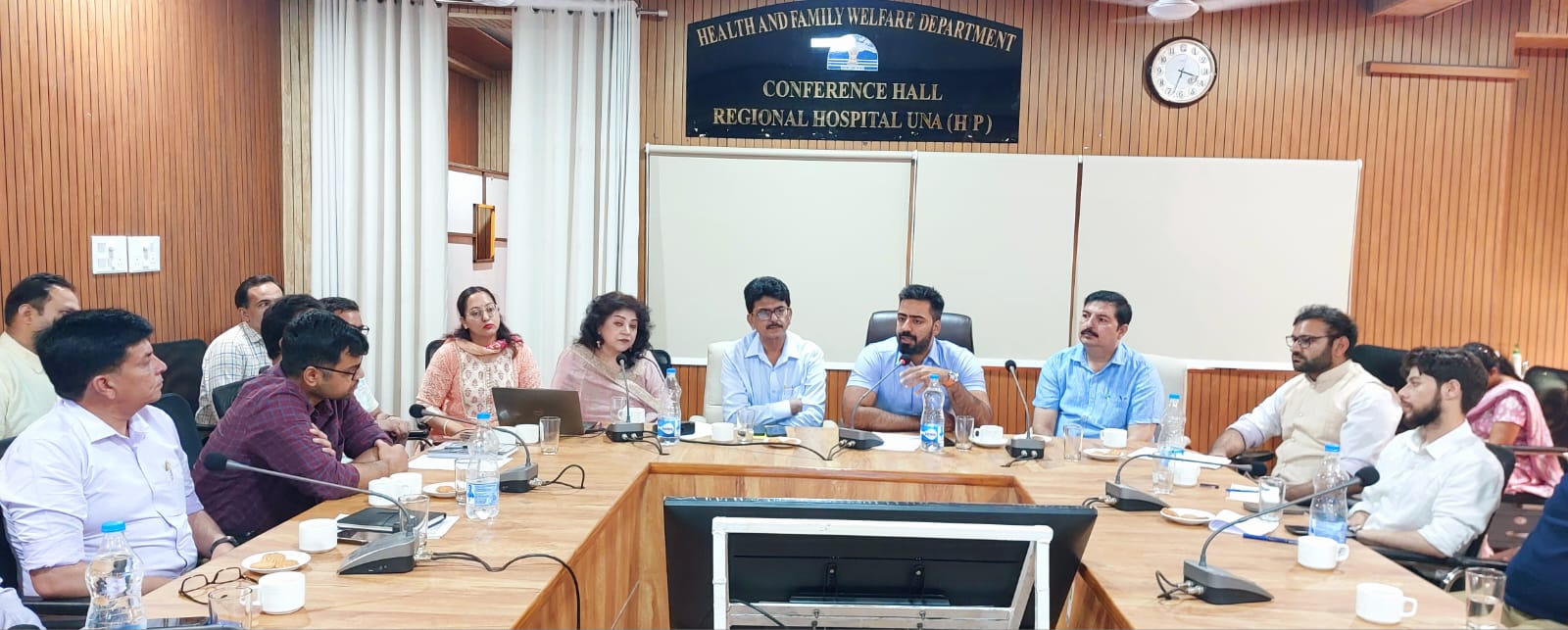 बैठक करते हुए। बैठक करते हुए।