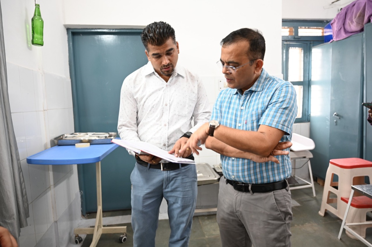 कलेक्टर जन्मेजय महोबे ने किया जिला चिकित्सालय का औचक निरीक्षण कलेक्टर जन्मेजय महोबे ने किया जिला चिकित्सालय का औचक निरीक्षण