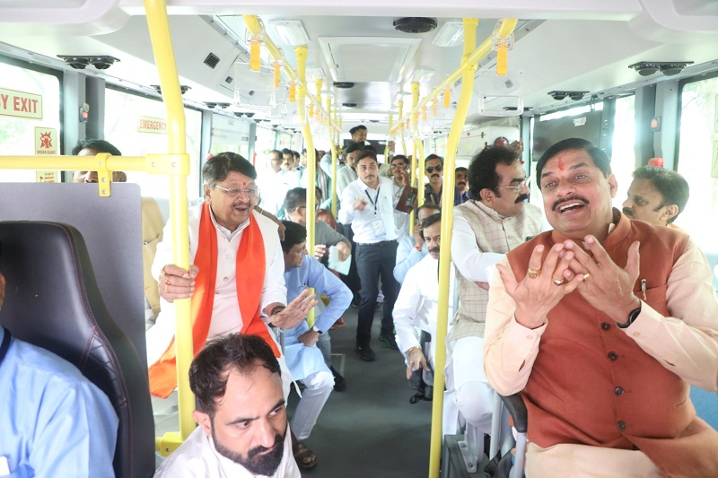 मंत्रिमंडल के सदस्य बस में बैठक पहुंचे राजवाड़ा मंत्रिमंडल के सदस्य बस में बैठक पहुंचे राजवाड़ा