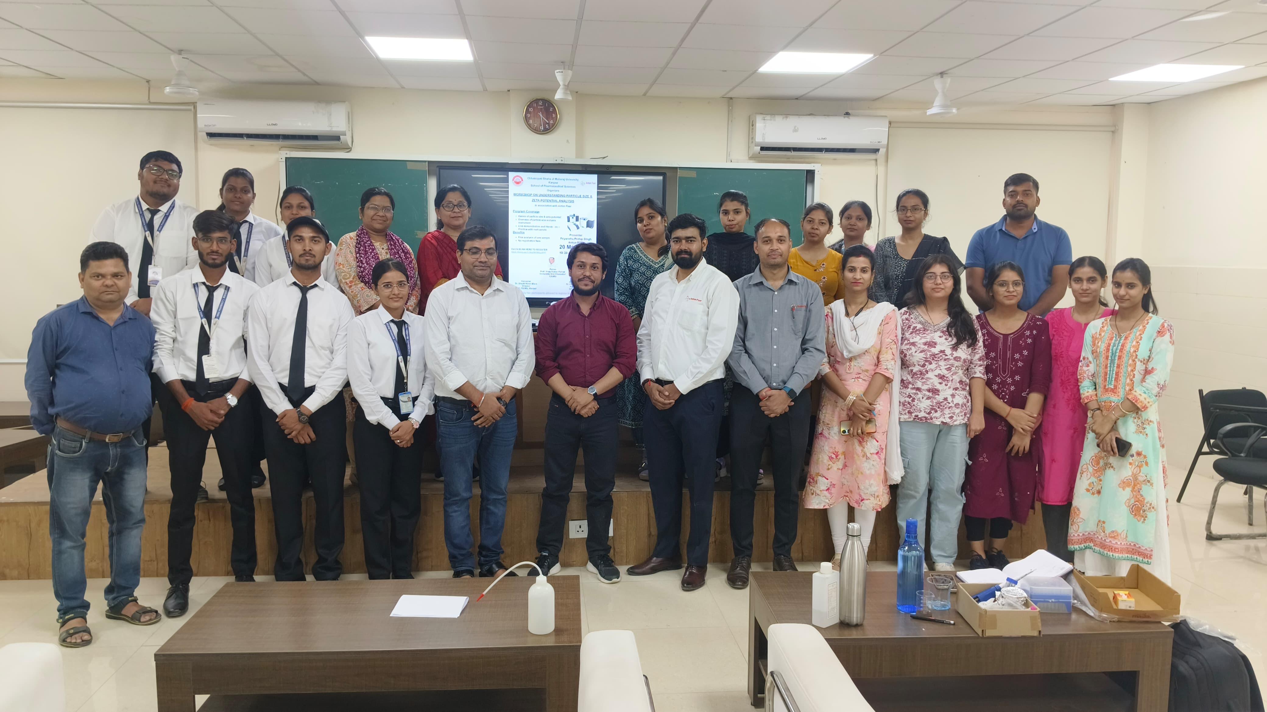 कार्यशाला सम्पन्न कराते विभाग के निदेशक कार्यशाला सम्पन्न कराते विभाग के निदेशक