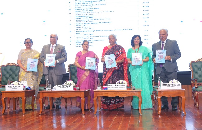 सीसीआई के 16वें वार्षिक दिवस पर आयोजित कार्यक्रम में सीतारमण और अन्य सीसीआई के 16वें वार्षिक दिवस पर आयोजित कार्यक्रम में सीतारमण और अन्य