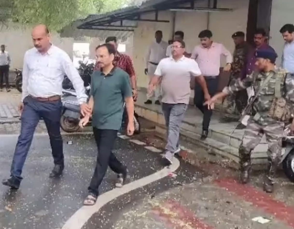 विनय कुमार चौबे और गजेंद्र सिंह को ले जाती एसीबी विनय कुमार चौबे और गजेंद्र सिंह को ले जाती एसीबी