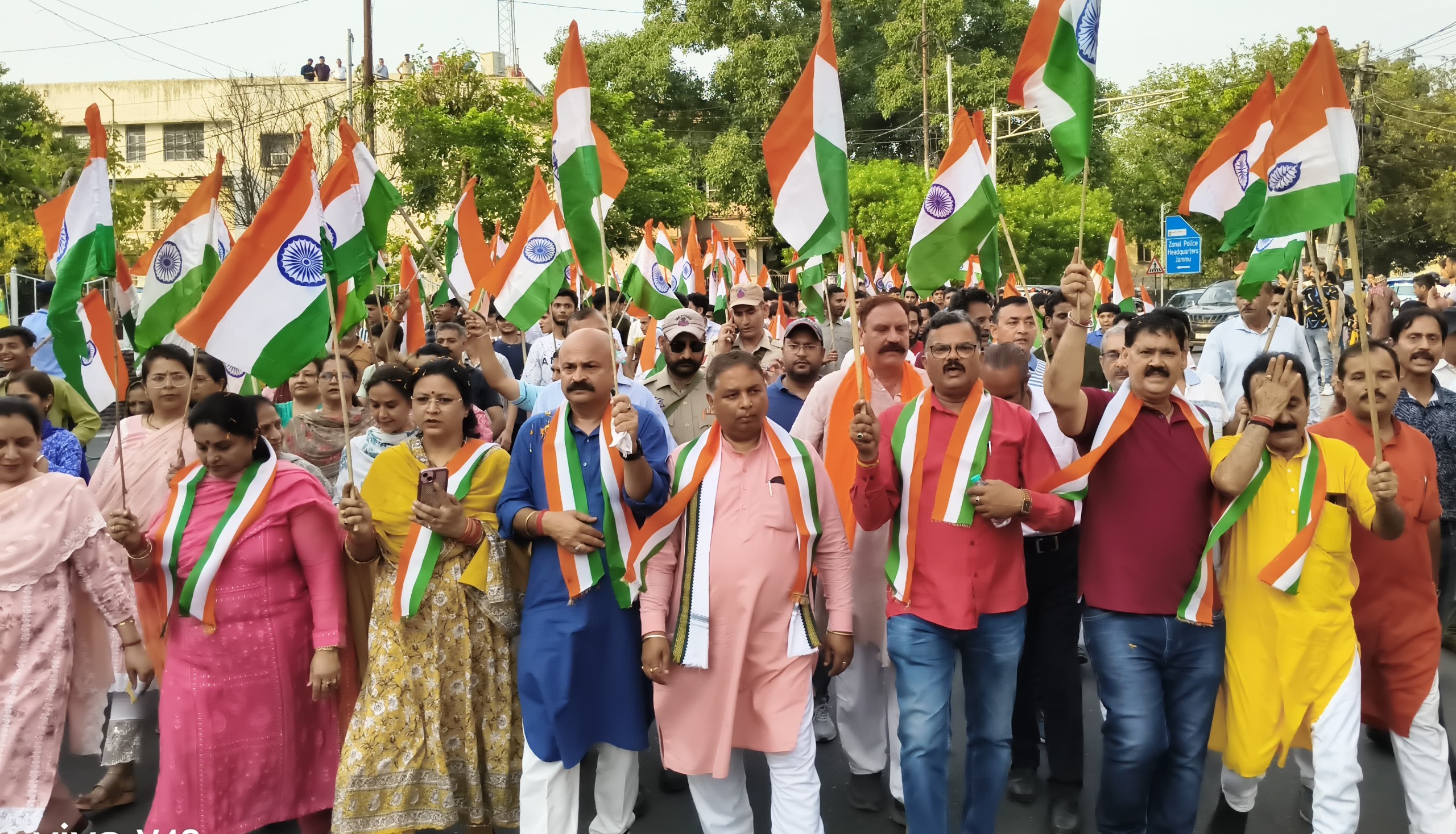 जम्मू में भारतीय सशस्त्र बलों के सम्मान में विशाल तिरंगा यात्रा निकाली गई जम्मू में भारतीय सशस्त्र बलों के सम्मान में विशाल तिरंगा यात्रा निकाली गई