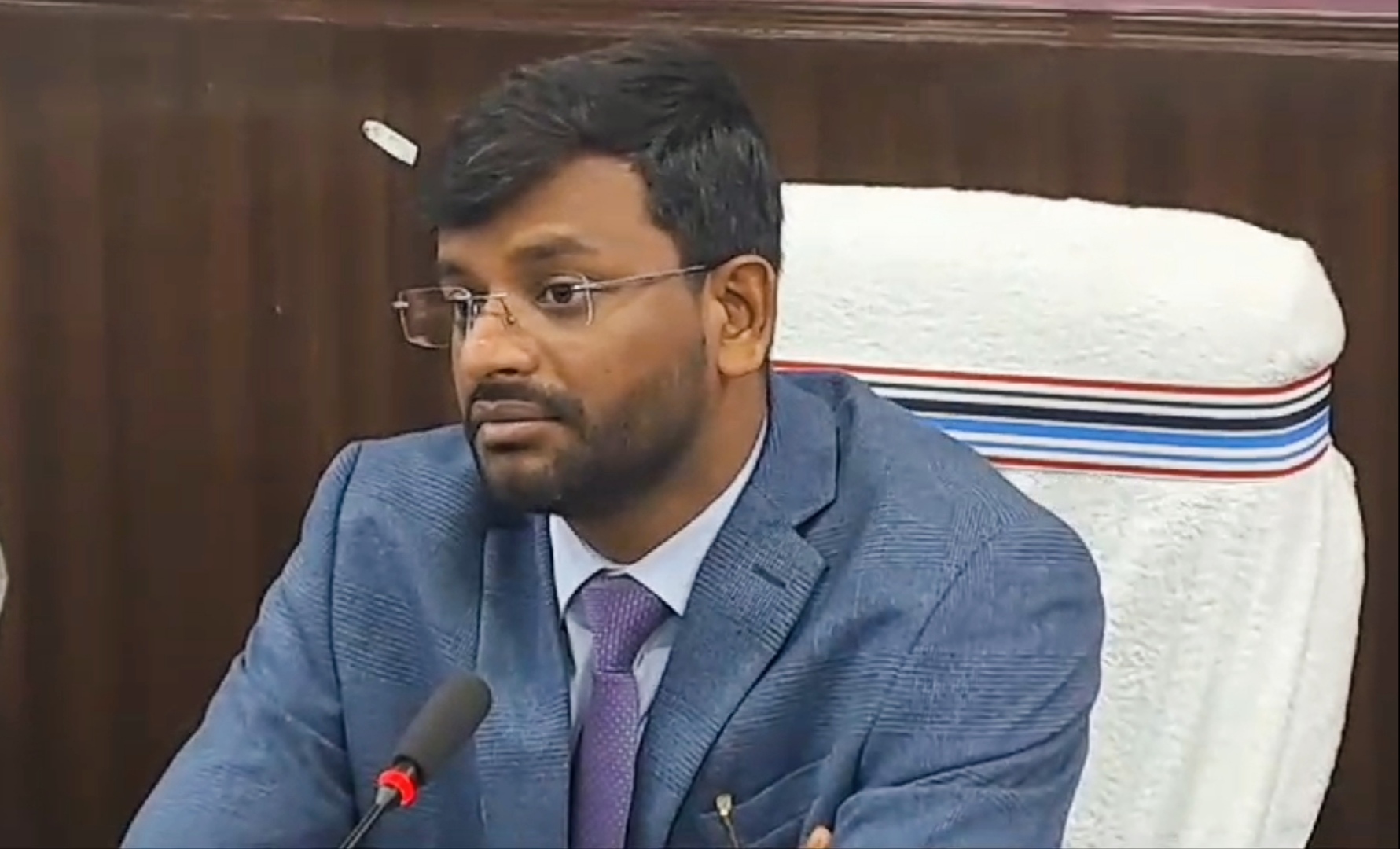 अररिया फोटो:डीएम अनिल कुमार जानकारी देते अररिया फोटो:डीएम अनिल कुमार जानकारी देते