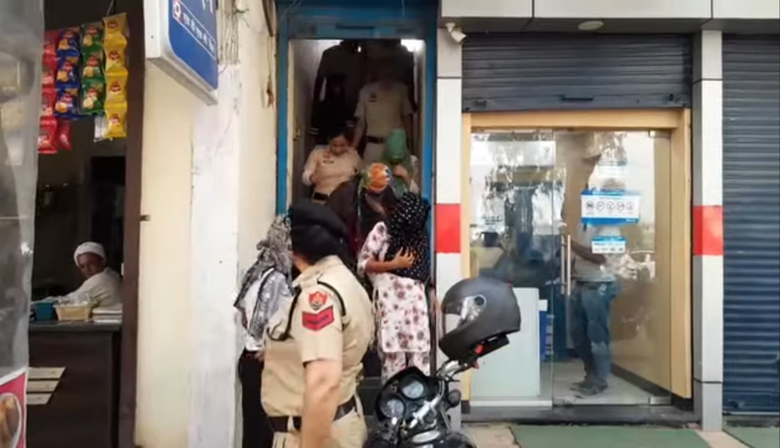 पुलिस गिरफ्त में महिलाएं। पुलिस गिरफ्त में महिलाएं।