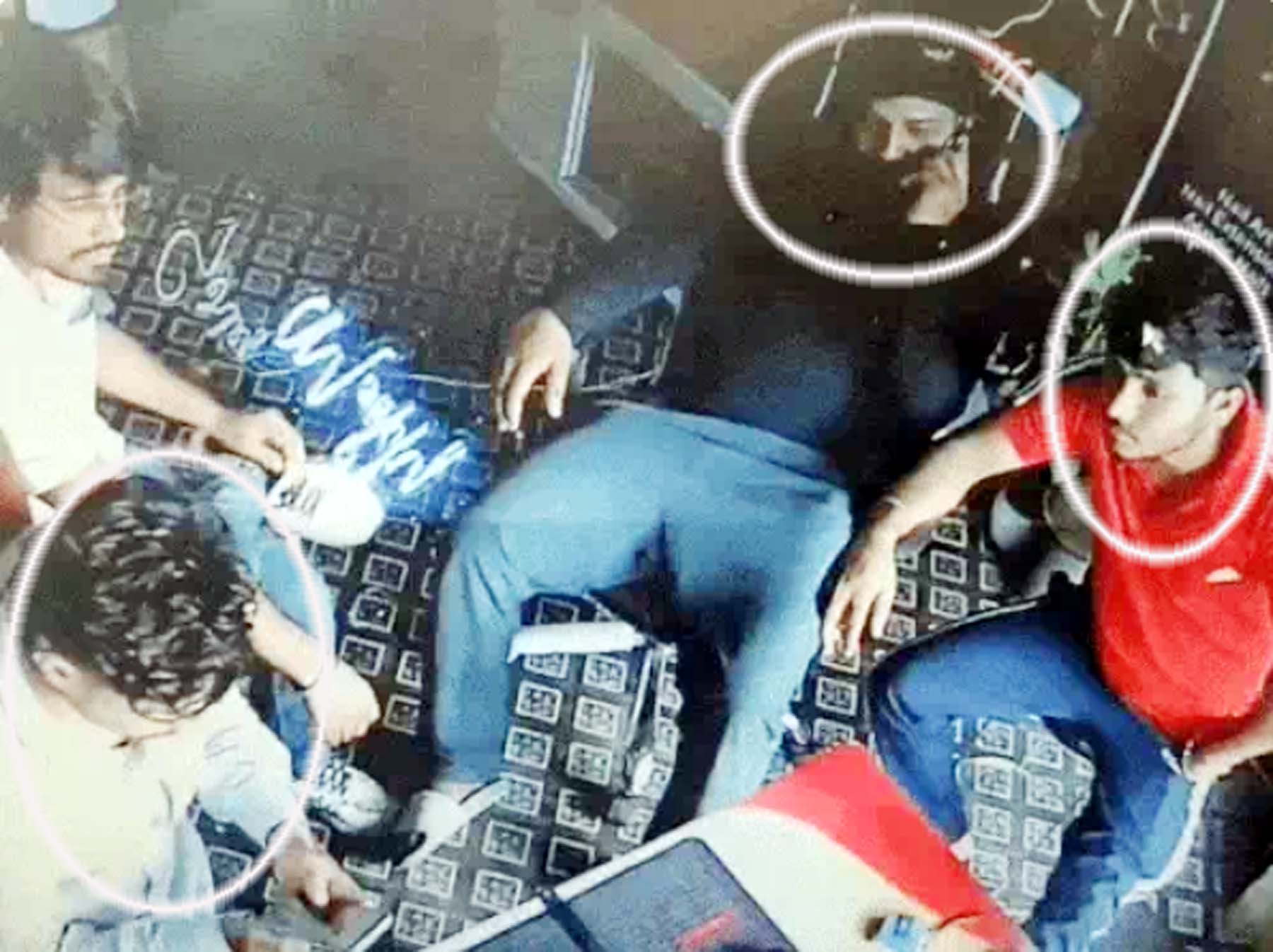 गुरुग्राम के सेक्टर-48 में कारोबारी के पास बैठकर रंगदारी मांगते बदमाश। गुरुग्राम के सेक्टर-48 में कारोबारी के पास बैठकर रंगदारी मांगते बदमाश।