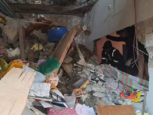 फोटो: कल्याण में चार मजली इमारत ढ़हने पर राहत कार्य में जुटी पुलिस और फायर ब्रिगेड की टीम फोटो: कल्याण में चार मजली इमारत ढ़हने पर राहत कार्य में जुटी पुलिस और फायर ब्रिगेड की टीम