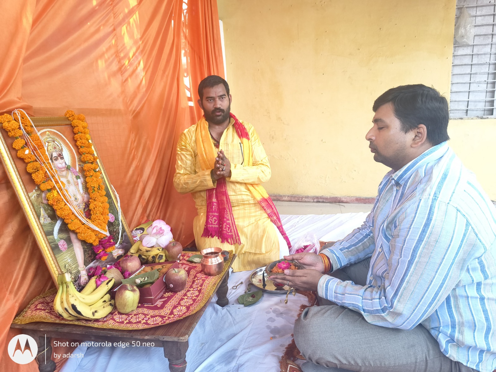 कलेक्ट्रेट में बड़ा मंगल के पर्व पर पूजन करते जिलाधिकारी अभिषेक आनंद कलेक्ट्रेट में बड़ा मंगल के पर्व पर पूजन करते जिलाधिकारी अभिषेक आनंद