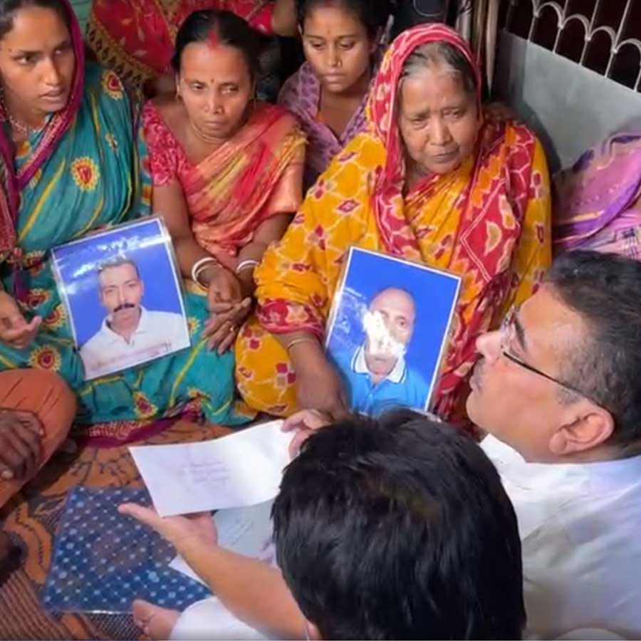 मुर्शिदाबाद हिंसा पीड़ितों के साथ शुभेंदु अधिकारी मुर्शिदाबाद हिंसा पीड़ितों के साथ शुभेंदु अधिकारी