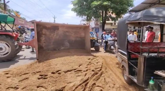 ट्रैक्टर ट्रॉली के पलटने से दो घायल ट्रैक्टर ट्रॉली के पलटने से दो घायल