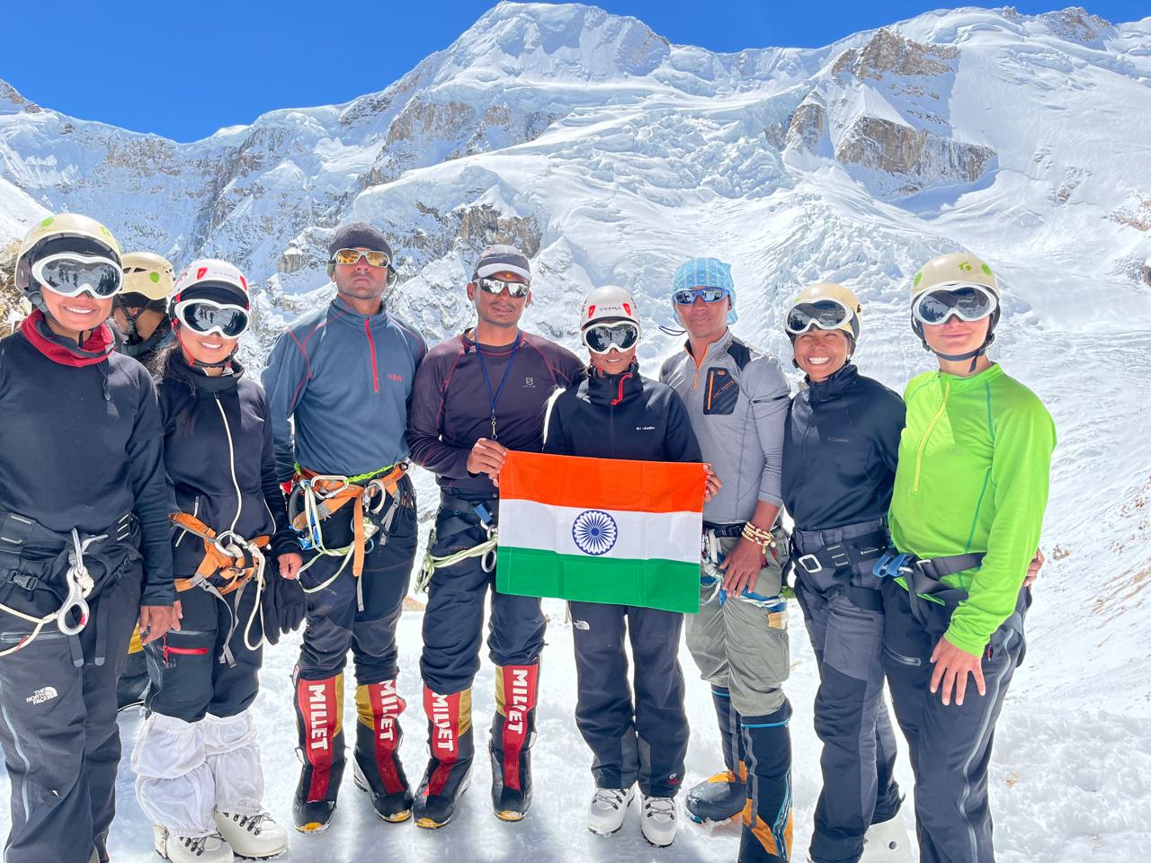 मांउट ऐवरेस्ट पर तिरंगा फहराते एनसीसी कैडेट्स। मांउट ऐवरेस्ट पर तिरंगा फहराते एनसीसी कैडेट्स।
