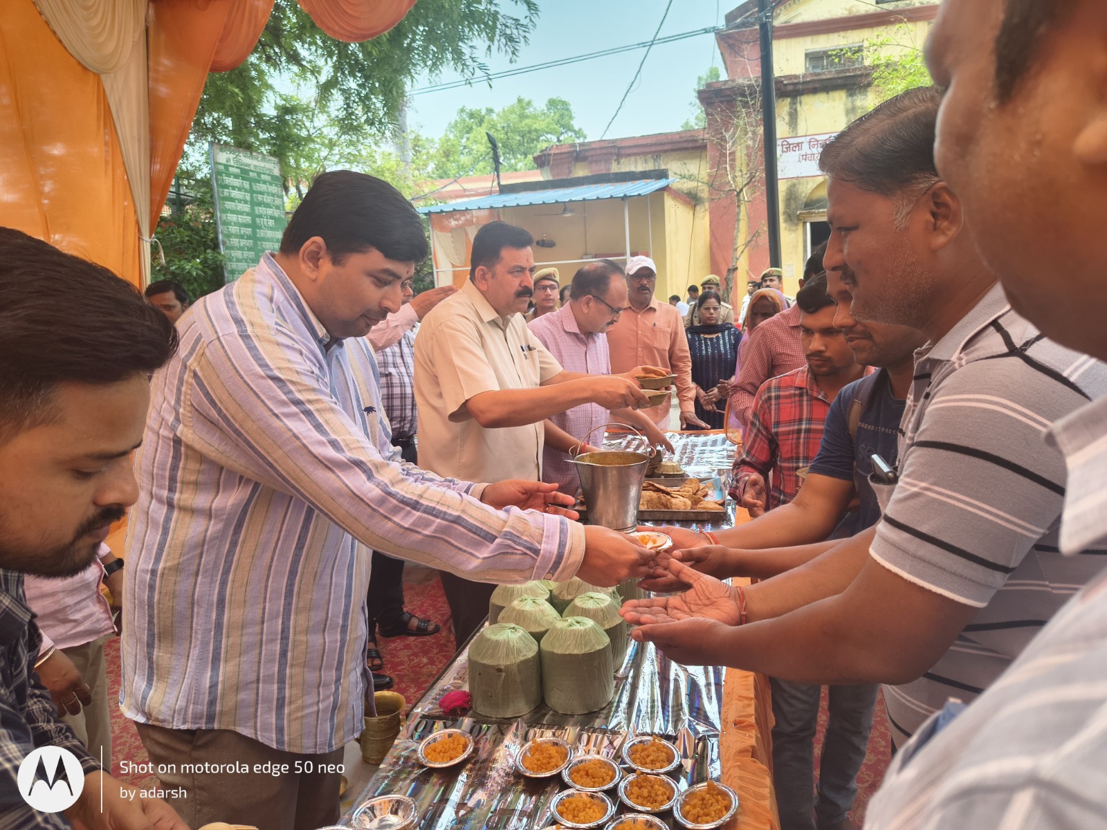 भंडारा में श्रद्धालुओं को प्रसाद वितरित करते जिलाधिकारी भंडारा में श्रद्धालुओं को प्रसाद वितरित करते जिलाधिकारी