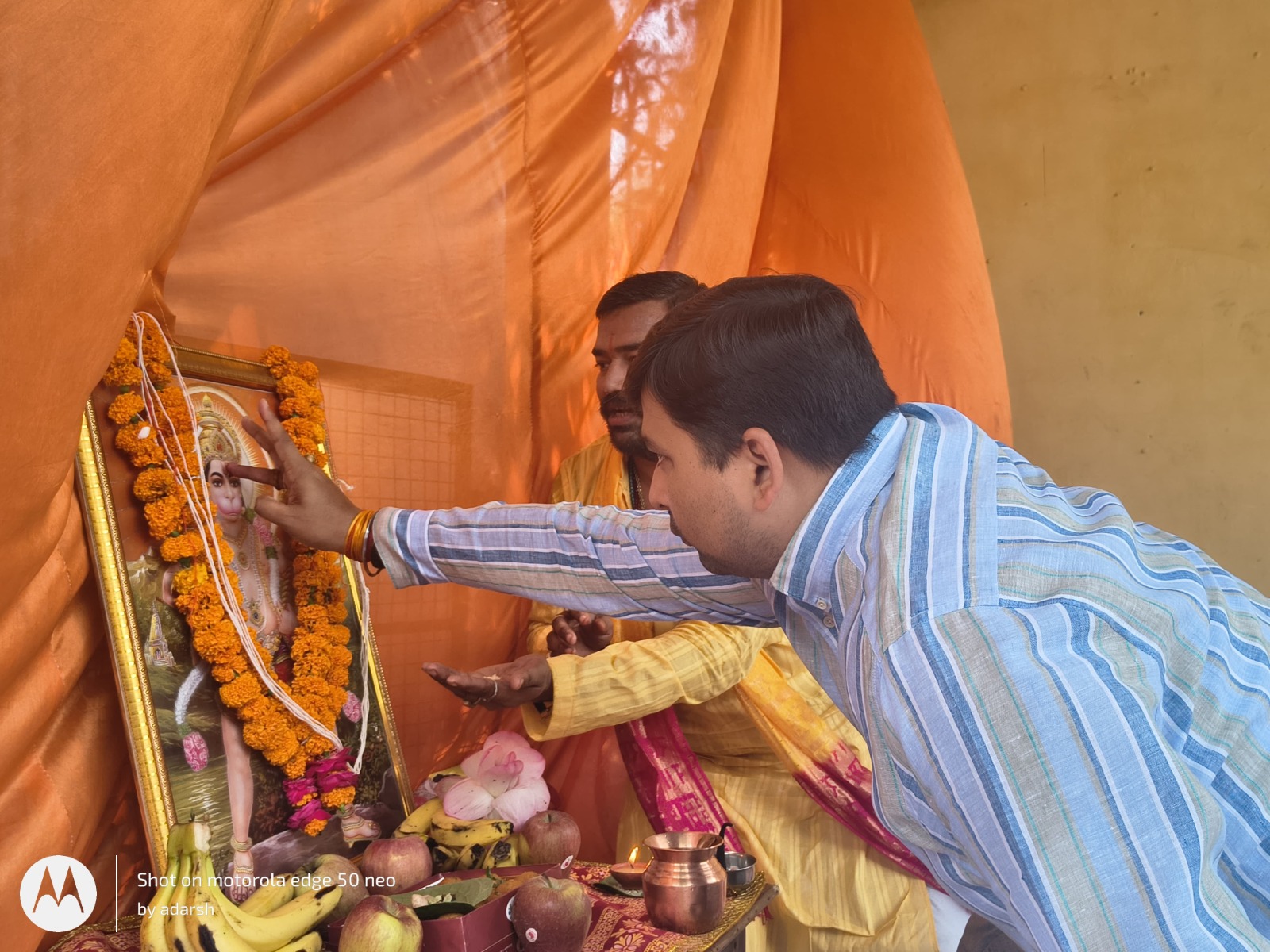 पूजन करते सीतापुर डीएम पूजन करते सीतापुर डीएम