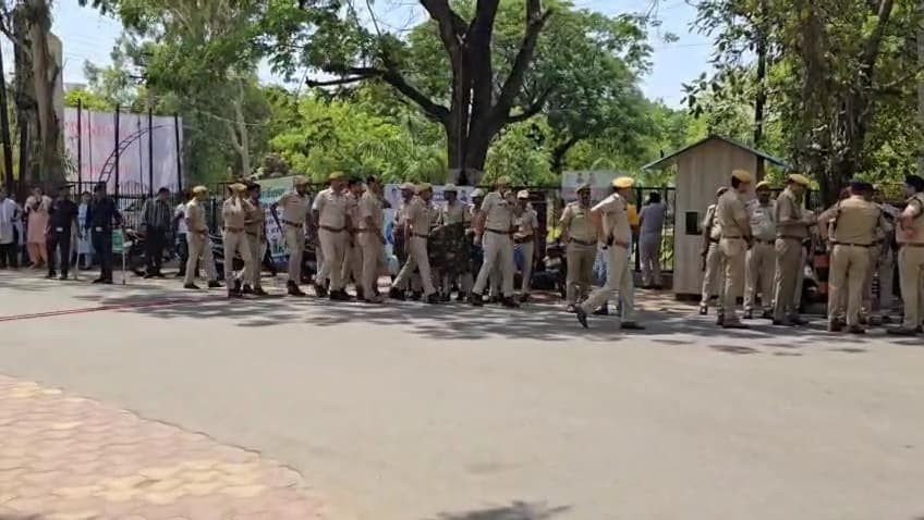 भीलवाड़ा कलेक्ट्री परिसर में बम की धमकी से मचा हड़कंप, बाद में निकली मॉकड्रिल भीलवाड़ा कलेक्ट्री परिसर में बम की धमकी से मचा हड़कंप, बाद में निकली मॉकड्रिल