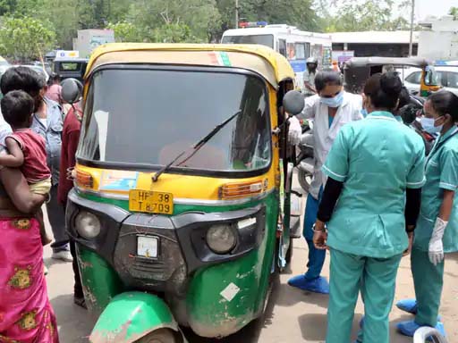 सिविल अस्पताल ऑटो के पास मौके पर पहुंची नर्स स्टाफ सिविल अस्पताल ऑटो के पास मौके पर पहुंची नर्स स्टाफ