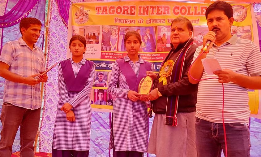 पोखरी में विद्यालय के वार्षिकोत्सव समापन पर पुरस्कार वितरित करते हुए राज्य सभा सांसद। पोखरी में विद्यालय के वार्षिकोत्सव समापन पर पुरस्कार वितरित करते हुए राज्य सभा सांसद।