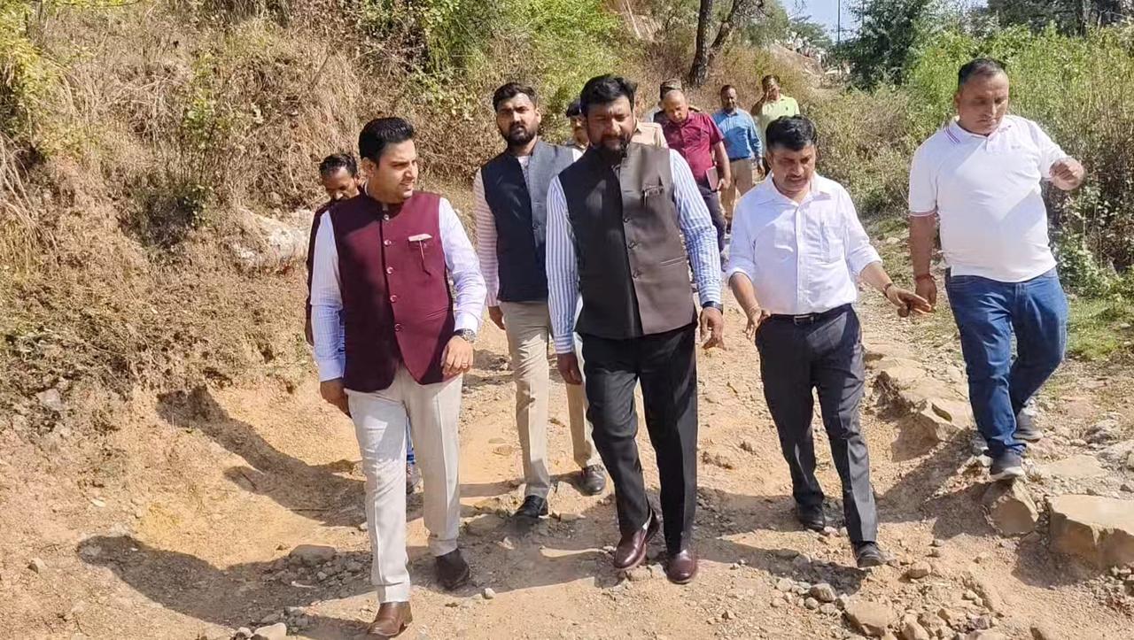 टिहरा लाइन का दौरा करते हुए एससी आयोग के सदस्य और अन्य अधिकारी। टिहरा लाइन का दौरा करते हुए एससी आयोग के सदस्य और अन्य अधिकारी।