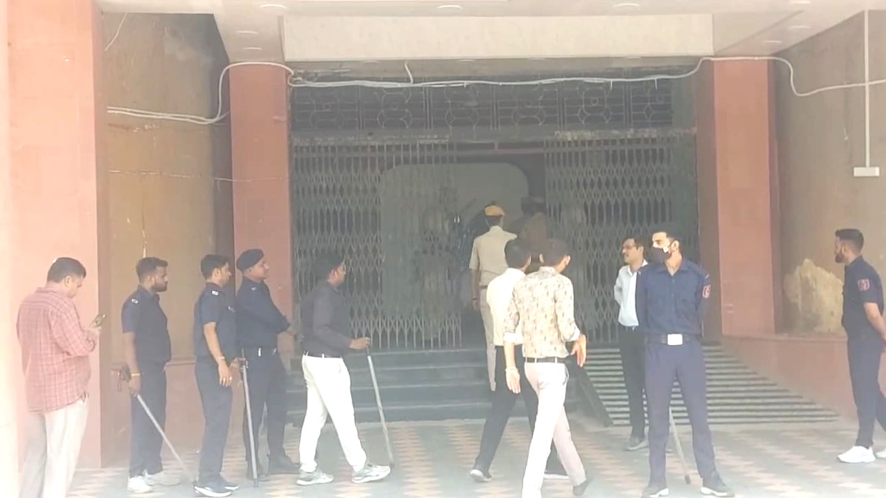भीलवाड़ा कलेक्ट्री परिसर में बम की धमकी से मचा हड़कंप, बाद में निकली मॉकड्रिल1 भीलवाड़ा कलेक्ट्री परिसर में बम की धमकी से मचा हड़कंप, बाद में निकली मॉकड्रिल1