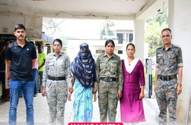 फोटो: गढ़चिरौली में गिरफ्तार 5 नक्सली महिलाओं के साथ पुलिसकर्मी फोटो: गढ़चिरौली में गिरफ्तार 5 नक्सली महिलाओं के साथ पुलिसकर्मी