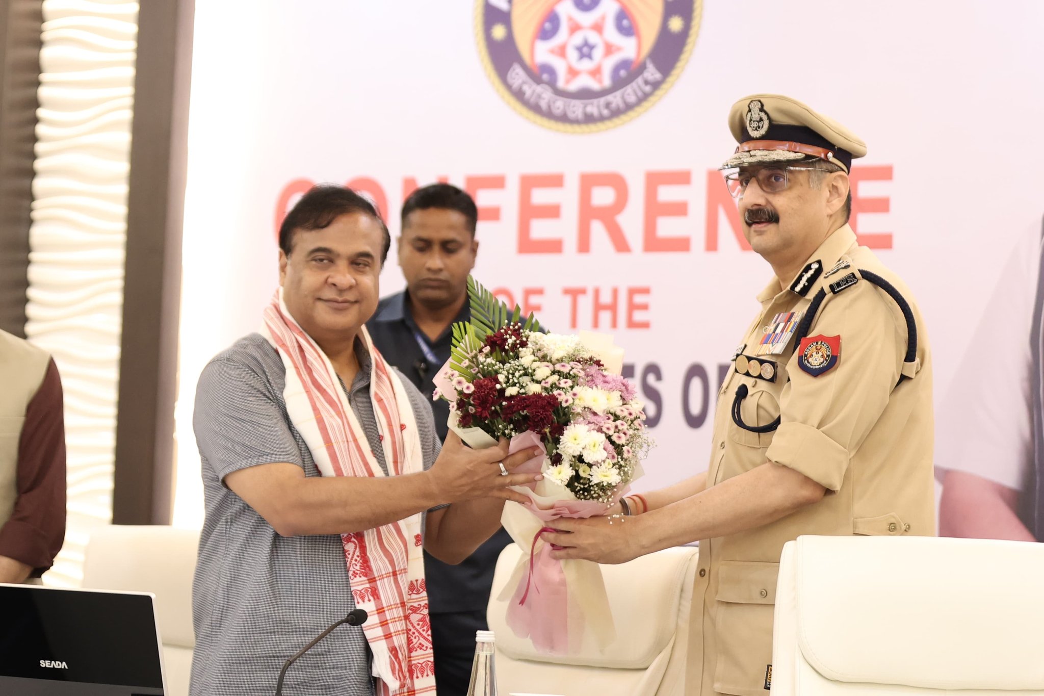 गोलाघाट जिले के देरगांव स्थित लचित बरफूकन पुलिस अकादमी में पुलिस अधीक्षकों के सम्मेलन के दौरान राज्य के नवनियुक्त पुलिस महानिदेशक हरमीत सिंह के साथ मुख्यमंत्री डॉ हिमंत बिस्व सरमा। गोलाघाट जिले के देरगांव स्थित लचित बरफूकन पुलिस अकादमी में पुलिस अधीक्षकों के सम्मेलन के दौरान राज्य के नवनियुक्त पुलिस महानिदेशक हरमीत सिंह के साथ मुख्यमंत्री डॉ हिमंत बिस्व सरमा।