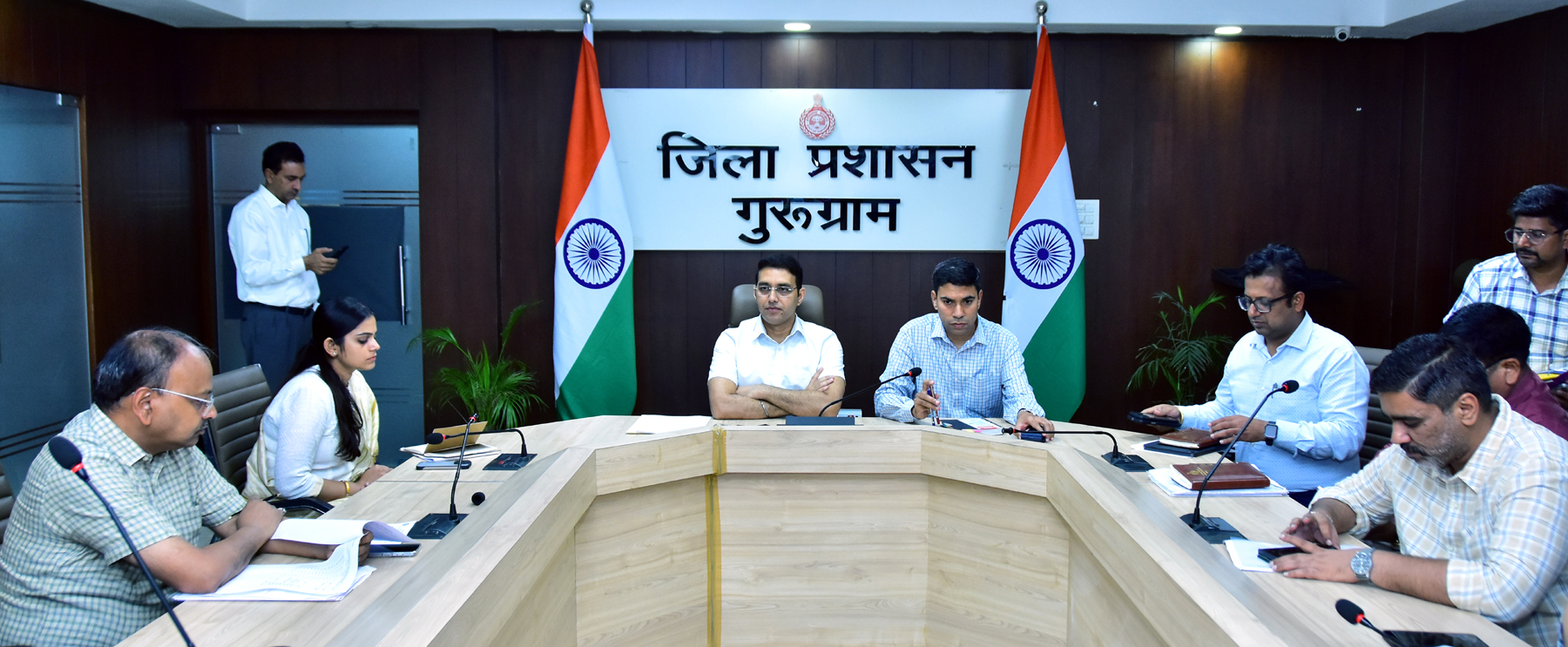गुरुग्राम में जलभराव के संबंध में अधिकारियों के साथ बैठक करते डीसी अजय कुमार। गुरुग्राम में जलभराव के संबंध में अधिकारियों के साथ बैठक करते डीसी अजय कुमार।
