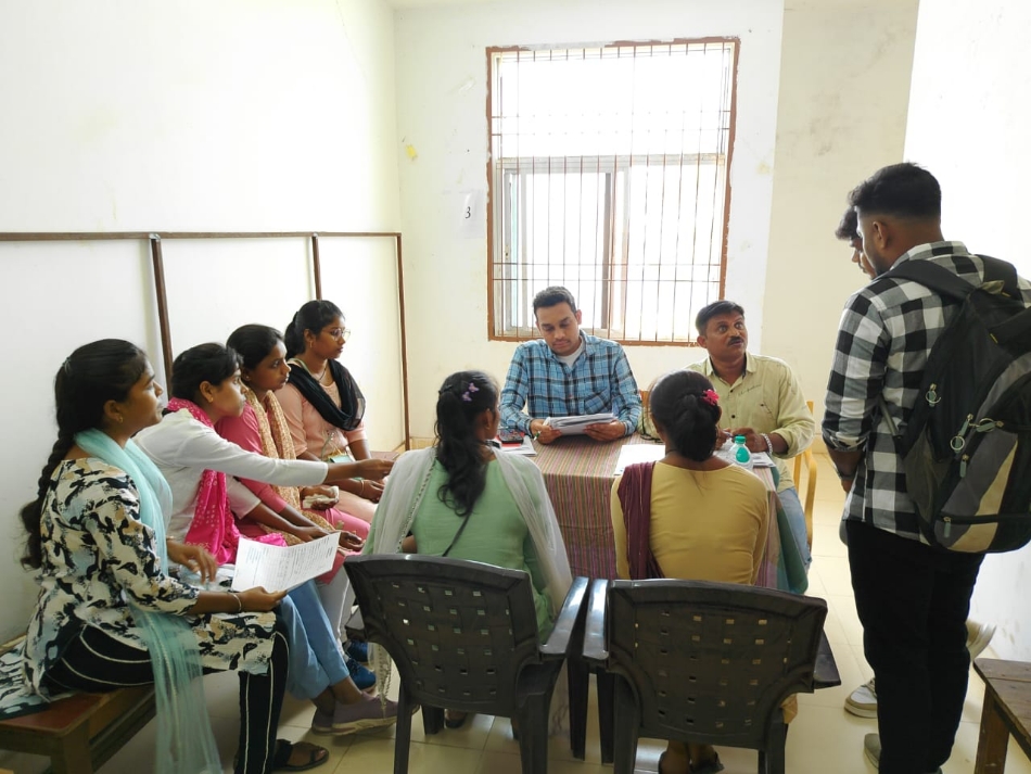 जिला रोजगार कार्यालय में आयोजित शिविर में बेरोजगार युवा साक्षात्कार देते हुए। जिला रोजगार कार्यालय में आयोजित शिविर में बेरोजगार युवा साक्षात्कार देते हुए।
