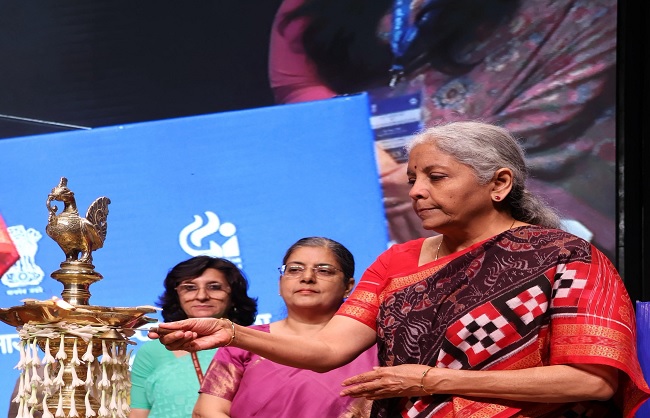 सीसीआई के 16वें वार्षिक दिवस पर आयोजित कार्यक्रम में सीतारमण और अन्य सीसीआई के 16वें वार्षिक दिवस पर आयोजित कार्यक्रम में सीतारमण और अन्य